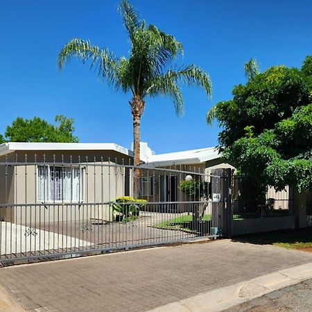Green Kalahari Guesthouse Upington Eksteriør billede